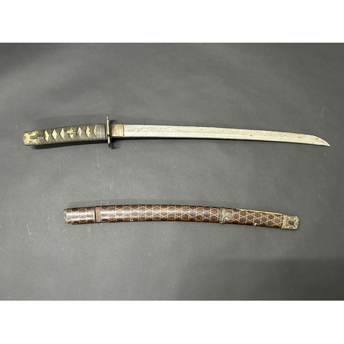 204 - An antique Wakizashi Japanese sword with a Tsuka and Tsuba and yellow metal Menukis, blade approx. 1... 
