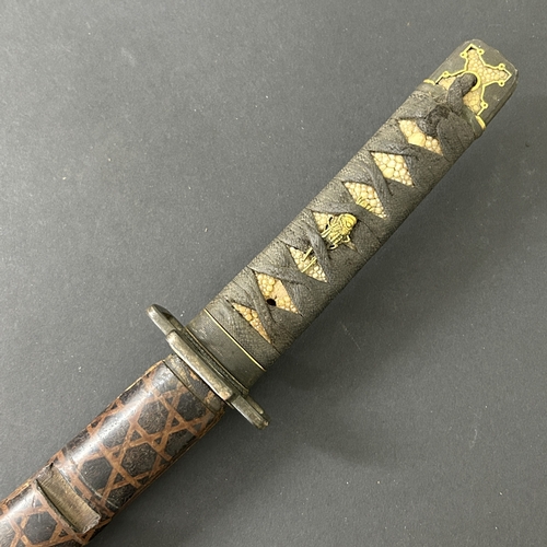 204 - An antique Wakizashi Japanese sword with a Tsuka and Tsuba and yellow metal Menukis, blade approx. 1... 