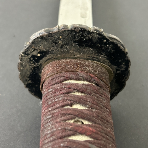 209 - A Japanese emergency issue WW2 military Shin-Gunto sword in a leather covered wooden scabbard, polis... 