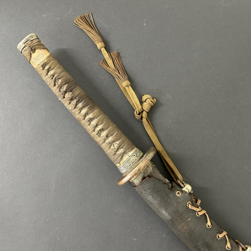 210 - A WW2 Japanese Officers sword in wooden scabbard with leather covering, polished blade, plain Tsuba ... 