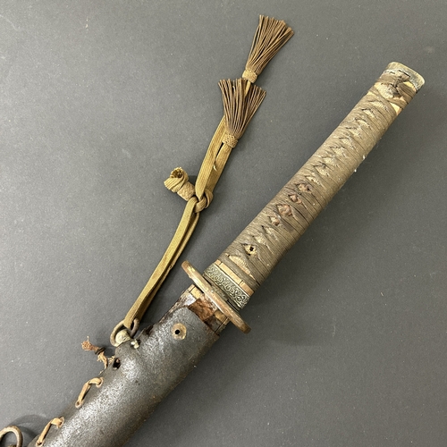 210 - A WW2 Japanese Officers sword in wooden scabbard with leather covering, polished blade, plain Tsuba ... 