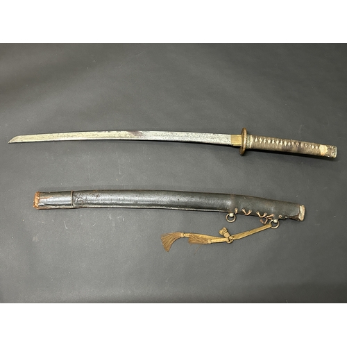 210 - A WW2 Japanese Officers sword in wooden scabbard with leather covering, polished blade, plain Tsuba ... 