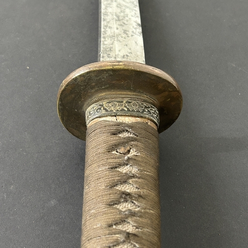 210 - A WW2 Japanese Officers sword in wooden scabbard with leather covering, polished blade, plain Tsuba ... 