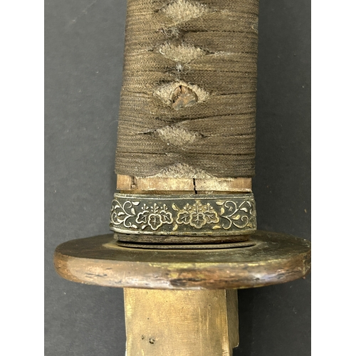 210 - A WW2 Japanese Officers sword in wooden scabbard with leather covering, polished blade, plain Tsuba ... 