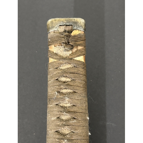 210 - A WW2 Japanese Officers sword in wooden scabbard with leather covering, polished blade, plain Tsuba ... 
