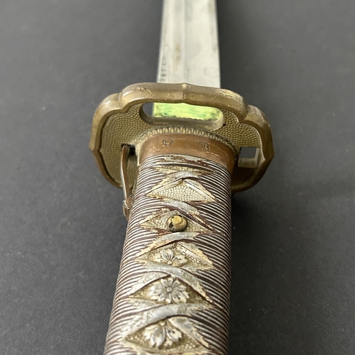 217 - A Shin-Gunto Japanese sword, standard WW2 issue in a green scabbard, military mounts, matching numbe... 