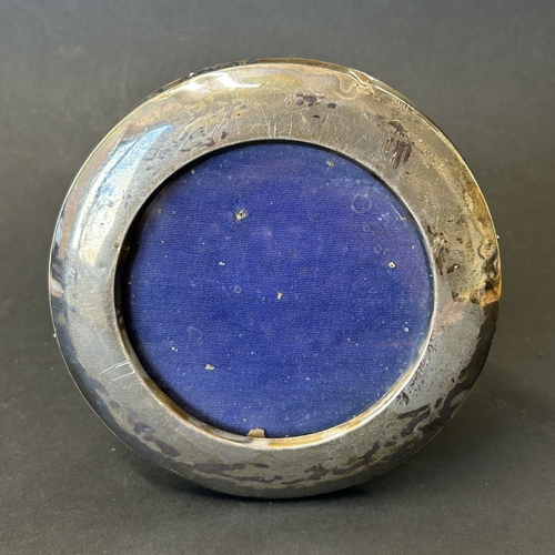 138 - A hallmarked silver round vintage photo frame, approx. 5