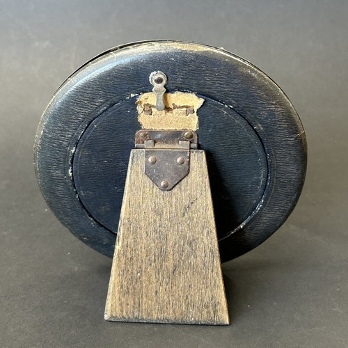 138 - A hallmarked silver round vintage photo frame, approx. 5