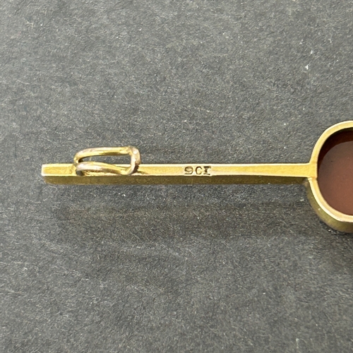 158 - A 9ct gold and stone set brooch, weight approx. 2.5g