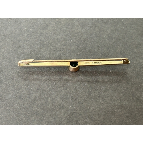 159 - A 9ct gold and green stone set brooch, weight approx. 2.3g