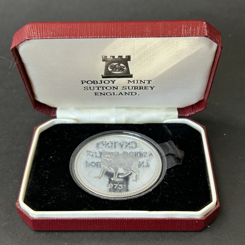 169 - A cased 1975 Pobjoy Mint Ltd sterling silver Isle-of-Man 'Manx cat crown' together with an Isle-of-M... 