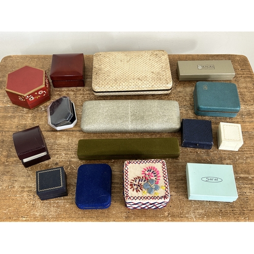 172 - Various empty jewellery boxes