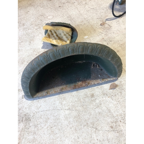 31 - Cast iron water hopper.