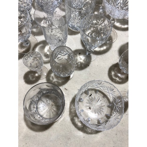 266 - Fruit box containing glassware
