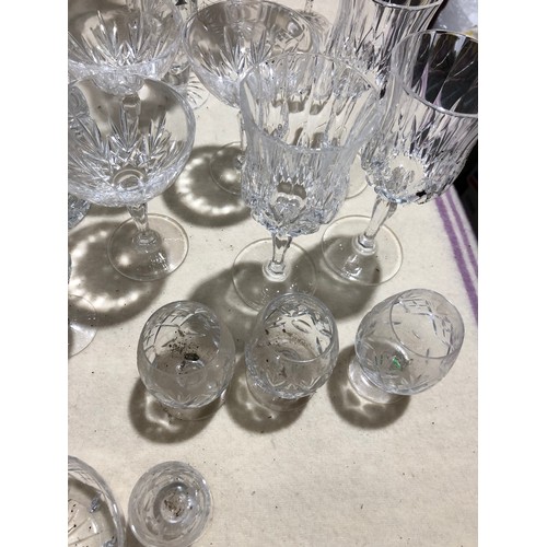 266 - Fruit box containing glassware