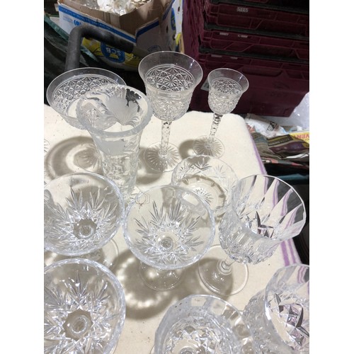 266 - Fruit box containing glassware