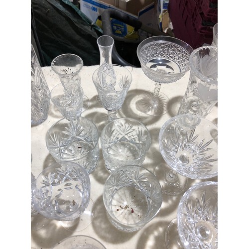 266 - Fruit box containing glassware