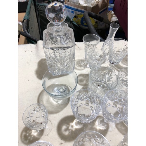 266 - Fruit box containing glassware