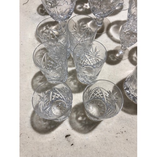 266 - Fruit box containing glassware