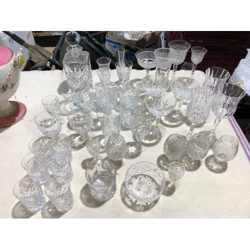 266 - Fruit box containing glassware