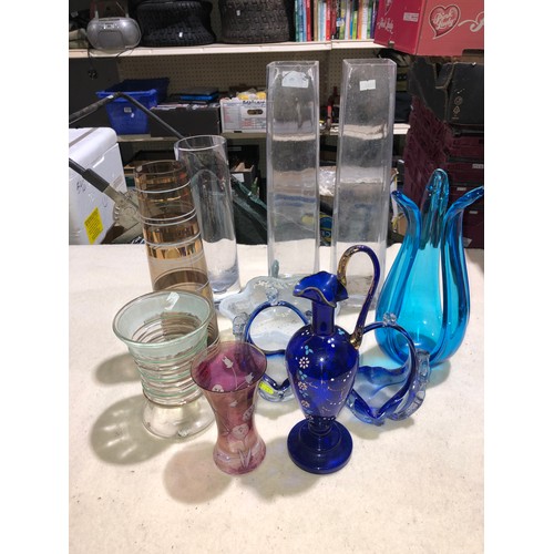 271 - Fruit box containing coloured and clear glassware