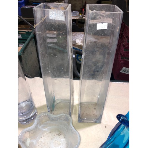 271 - Fruit box containing coloured and clear glassware