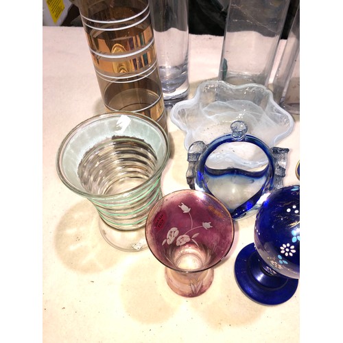 271 - Fruit box containing coloured and clear glassware
