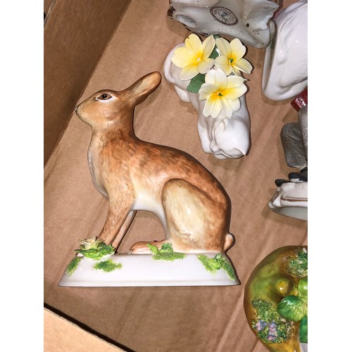 275 - Fruit box containing chinaware figures