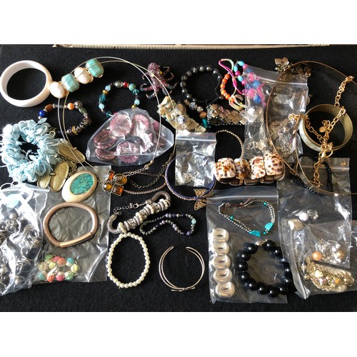 6 - Costume jewellery ref.CA8 - Selection of necklaces  and bracelets etc