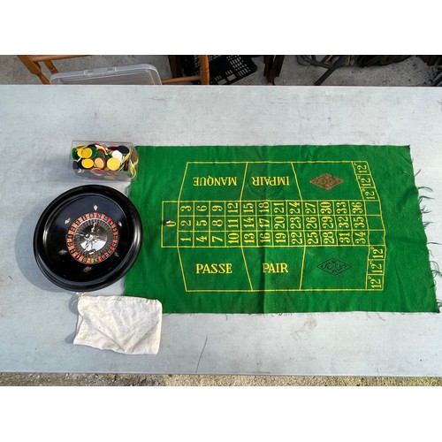 85 - Roulette wheel with cloth and chips