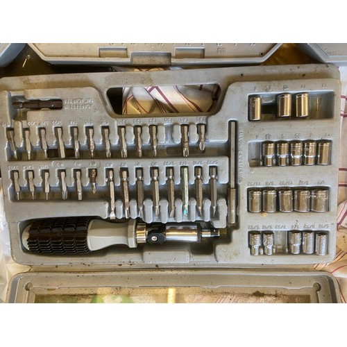 566 - Screwdriver and bit set