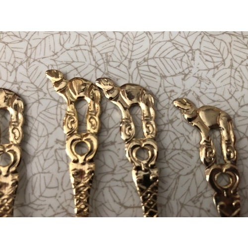 667 - Set of 13 Gold plated tea spoons