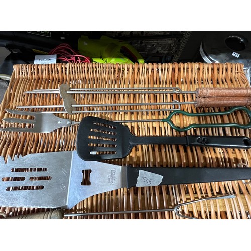 679 - Quantity of utensils for barbecue including kebab forks and fish slice