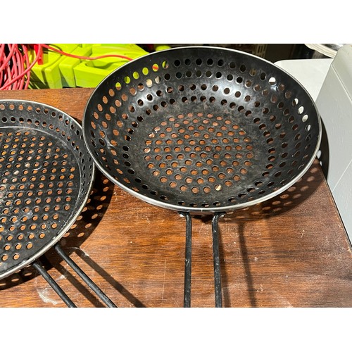 683 - 2 x barbecue smoking pans