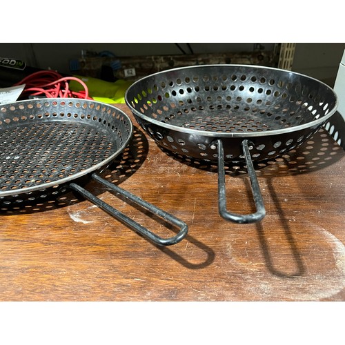 683 - 2 x barbecue smoking pans