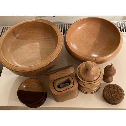 260 - Treen - A collection of wooden bowls etc