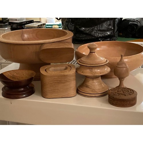 260 - Treen - A collection of wooden bowls etc