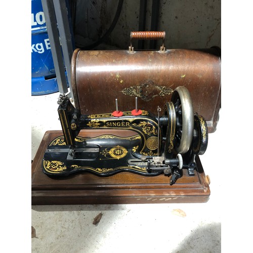 277 - Singer sewing machine with wooden case.