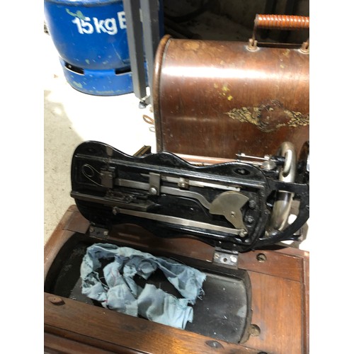 277 - Singer sewing machine with wooden case.