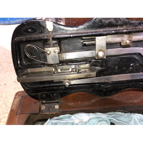 277 - Singer sewing machine with wooden case.