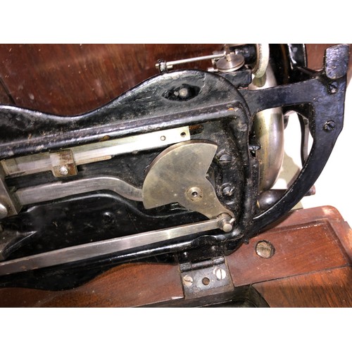 277 - Singer sewing machine with wooden case.