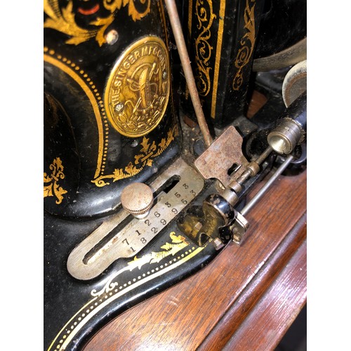 277 - Singer sewing machine with wooden case.