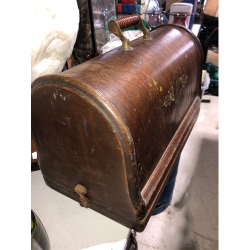 277 - Singer sewing machine with wooden case.