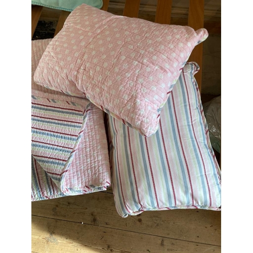 328 - Quilted bedspread and two matching cushions