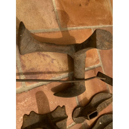 402 - Selection of iron cobbler pieces And other metal objects