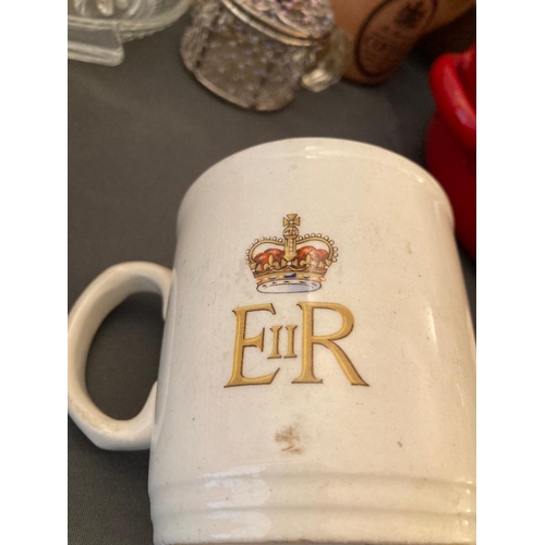 441 - Commemorative ceramic mugs from Queen Elizabeth period