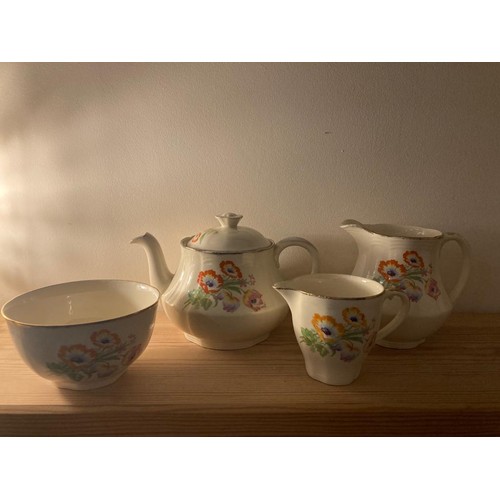 532 - Floral pattern part teaset