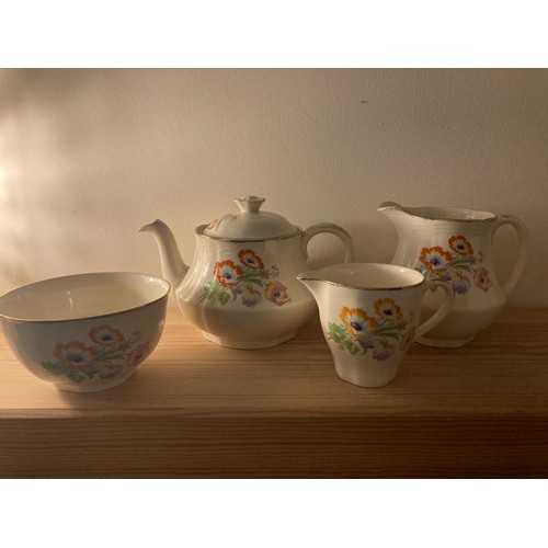 532 - Floral pattern part teaset