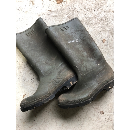 562 - Dunlop Wellington boots size euro 44