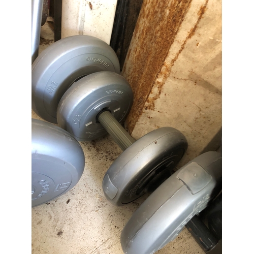 582 - Various lifting weights in sizes as pictured.